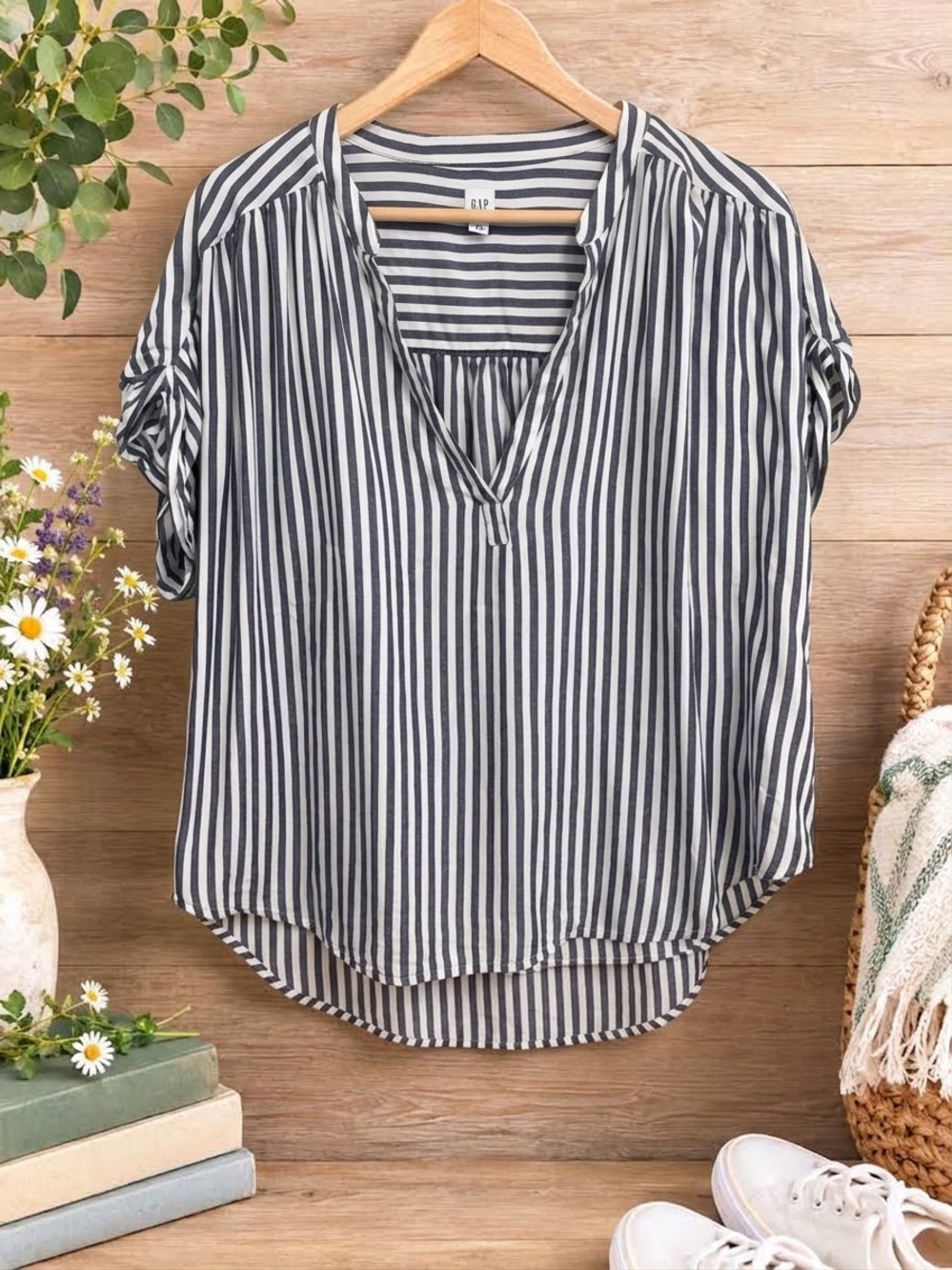 GAP Navy + White Breezy Hi Low Vertical Stripe V-Neck Blouse XL ⚓️